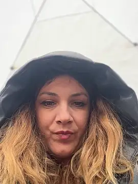 DaisyVibesss online show from February 16, 2025, 10:54 am