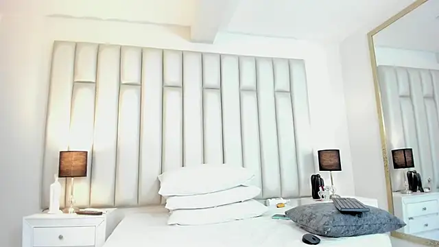 aandreaperez online show from November 21, 2025, 11:58 pm