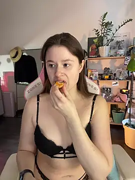 Snapshot of sweetest_pie chatting on April 13, 2026, 4:01 pm sweetest pie online show from April 13, 2026, 4:01 pm