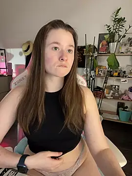 Snapshot of sweetest_pie chatting on April 15, 2026, 5:53 pm sweetest pie online show from April 15, 2026, 5:53 pm