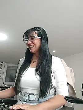 aisha latina online show from November 14, 2025, 3:44 pm