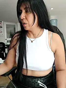 aisha latina online show from December 1, 2025, 2:55 pm