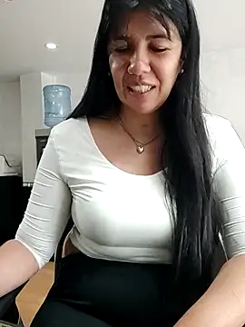 Snapshot of aisha_latina chatting on May 5, 2026, 3:09 pm aisha latina online show from May 5, 2026, 3:09 pm