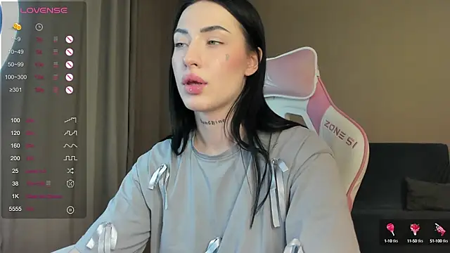 JenniferQueen11 online show from January 4, 2025, 10:55 pm