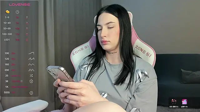 JenniferQueen11 online show from January 5, 2025, 2:19 pm