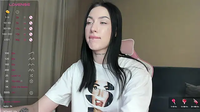 JenniferQueen11 online show from January 19, 2025, 12:28 pm