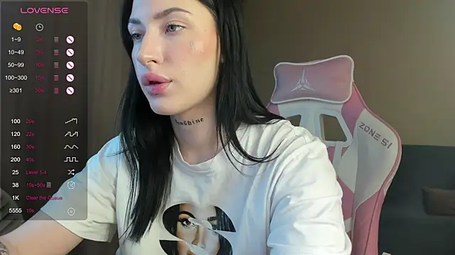 JenniferQueen11 online show from February 6, 2025, 1:43 pm