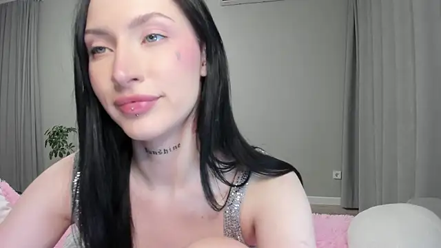 JenniferQueen11 online show from September 13, 2025, 2:17 pm