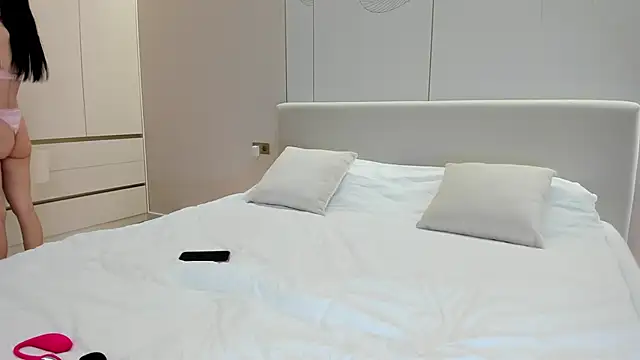 JenniferQueen11 online show from November 14, 2025, 3:55 pm