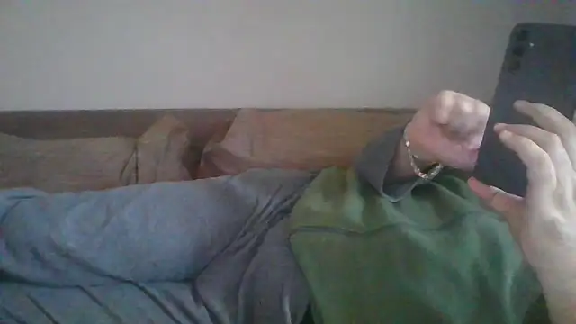 Snapshot of Anderrust chatting on November 30, 2025, 12:20 pm Anderrust online show from November 30, 2025, 12:20 pm