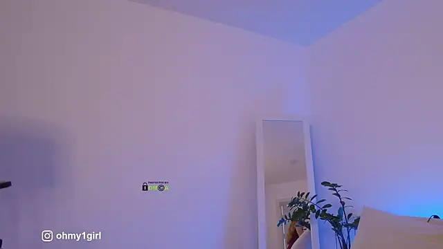 Fallinlove1 online show from November 10, 2025, 12:26 pm