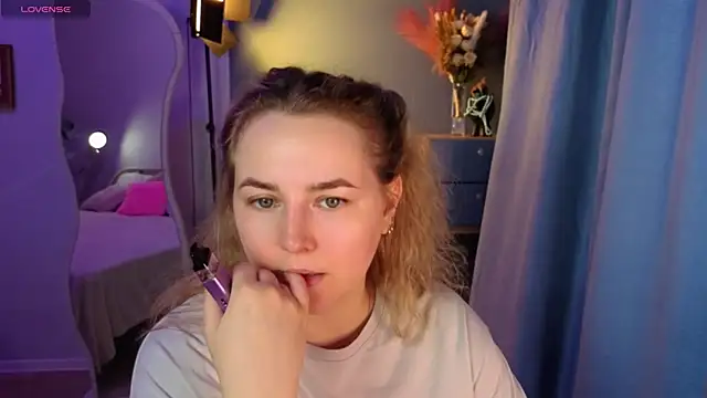 Snapshot of Mira_Mermayd chatting on May 2, 2026, 1:32 am Mira Mermayd online show from May 2, 2026, 1:32 am