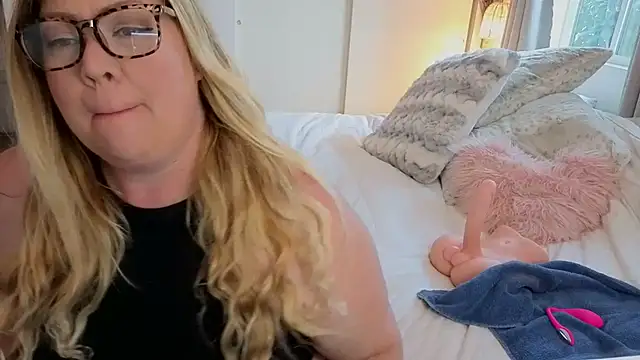 JESS LOVES online show from November 10, 2025, 7:02 pm