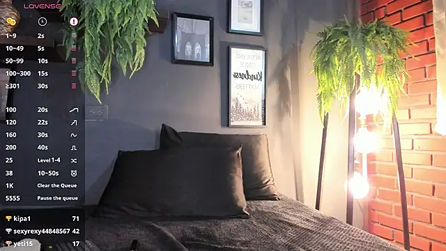 Mackenzie Moore online show from December 5, 2024, 1:36 am