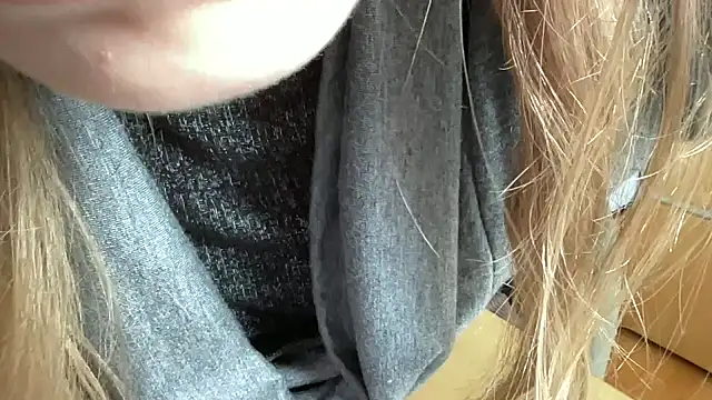 Snapshot of Mollyy998 chatting on November 8, 2025, 11:10 am Mollyy998 online show from November 8, 2025, 11:10 am