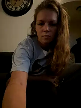 Snapshot of bustybunny25 chatting on October 23, 2025, 3:44 pm bustybunny25 online show from October 23, 2025, 3:44 pm