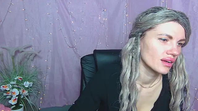 Snapshot of MilaLoona chatting on April 17, 2026, 6:05 am MilaLoona online show from April 17, 2026, 6:05 am