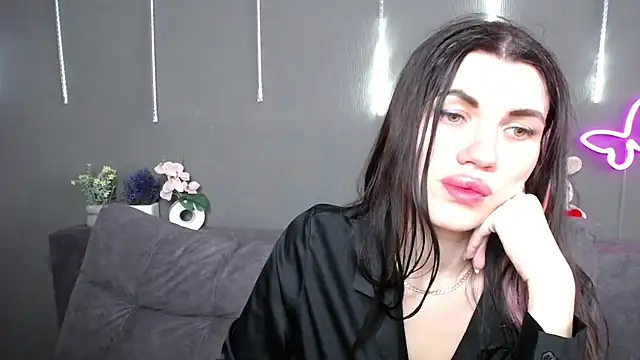 Snapshot of MilaLoona chatting on April 24, 2026, 6:05 am MilaLoona online show from April 24, 2026, 6:05 am
