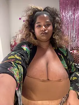 BigFineSelena online show from February 6, 2026, 1:14 pm