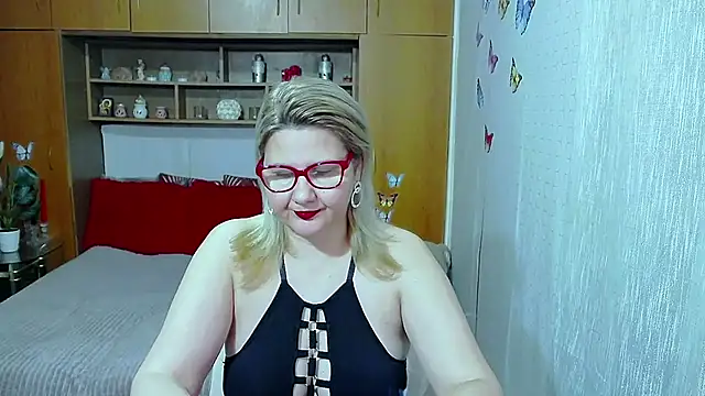 LucilleFenlys online show from April 9, 2026, 10:37 pm