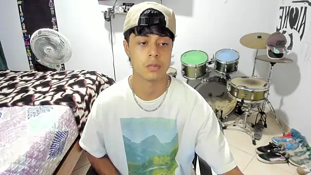 Snapshot of Zack_falcon chatting on October 23, 2025, 3:39 am Zack falcon online show from October 23, 2025, 3:39 am