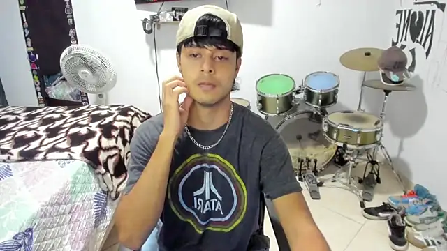 Snapshot of Zack_falcon chatting on October 28, 2025, 3:43 am Zack falcon online show from October 28, 2025, 3:43 am