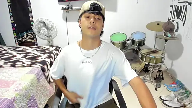 Snapshot of Zack_falcon chatting on November 12, 2025, 2:45 am Zack falcon online show from November 12, 2025, 2:45 am