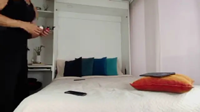 Robyn Miller online show from October 25, 2025, 10:37 pm