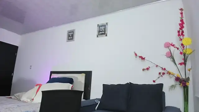 alicia rouusel online show from December 3, 2025, 1:46 am