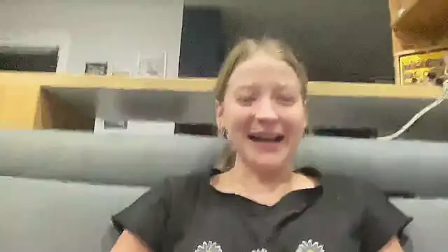 Snapshot of CharmingSarah chatting on December 9, 2024, 5:30 pm CharmingSarah online show from December 9, 2024, 5:30 pm