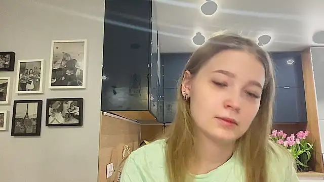 Snapshot of CharmingSarah chatting on March 12, 2025, 11:31 am CharmingSarah online show from March 12, 2025, 11:31 am