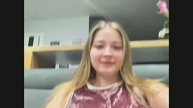 Snapshot of CharmingSarah chatting on March 12, 2025, 4:24 pm CharmingSarah online show from March 12, 2025, 4:24 pm