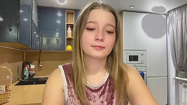 Snapshot of CharmingSarah chatting on November 5, 2025, 2:39 pm CharmingSarah online show from November 5, 2025, 2:39 pm