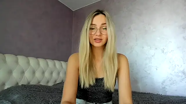 Snapshot of _DarkRose_ chatting on March 8, 2025, 8:22 am DarkRose online show from March 8, 2025, 8:22 am