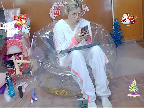 Skinygirl online show from December 14, 2025, 5:18 pm