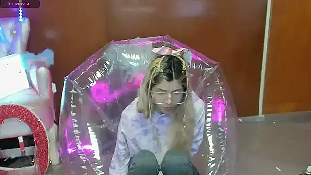 Skinygirl online show from March 15, 2026, 11:00 pm