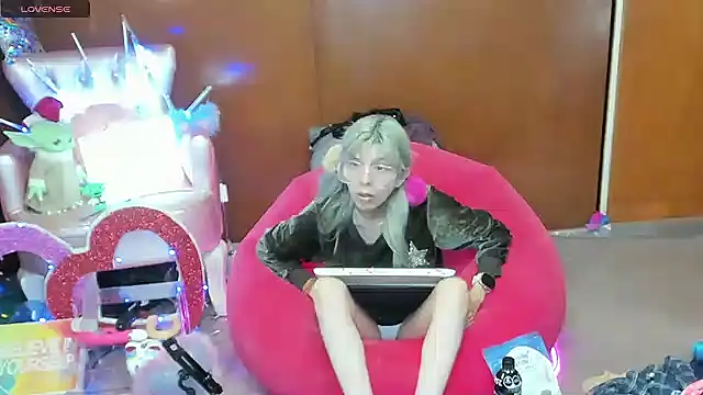 Skinygirl online show from May 16, 2026, 12:29 am
