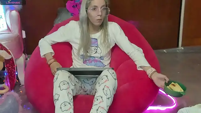 Skinygirl online show from June 11, 2026, 11:14 pm
