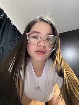 Snapshot of Lucyklein2022 chatting on December 13, 2024, 2:32 am Lucyklein2022 online show from December 13, 2024, 2:32 am