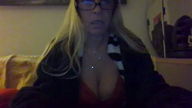 MISSLOTUS75 online show from December 27, 2024, 10:16 pm