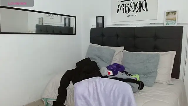 Snapshot of vaness_weet chatting on October 28, 2025, 8:00 pm vaness weet online show from October 28, 2025, 8:00 pm