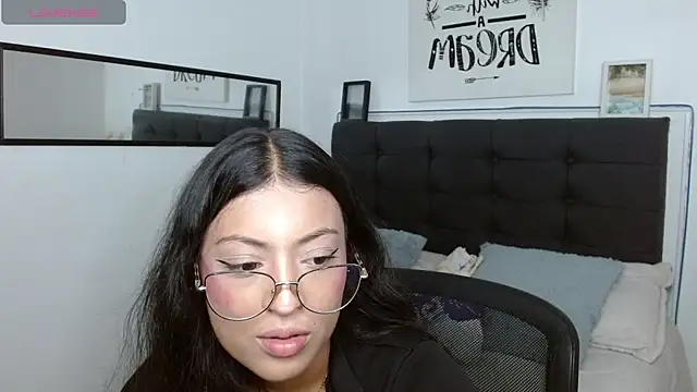 Snapshot of vaness_weet chatting on November 2, 2025, 8:00 pm vaness weet online show from November 2, 2025, 8:00 pm