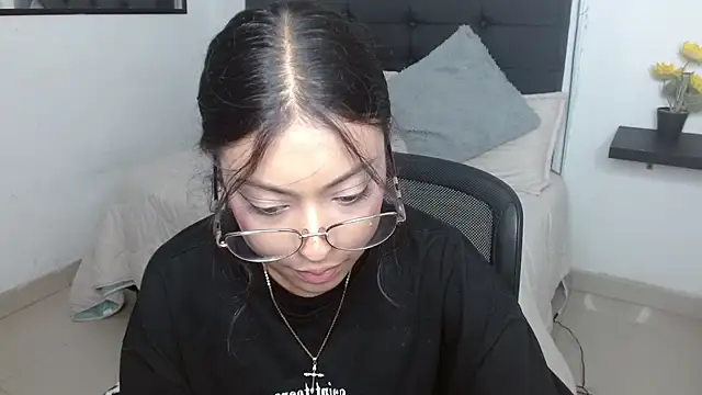 Snapshot of vaness_weet chatting on November 15, 2025, 7:43 pm vaness weet online show from November 15, 2025, 7:43 pm