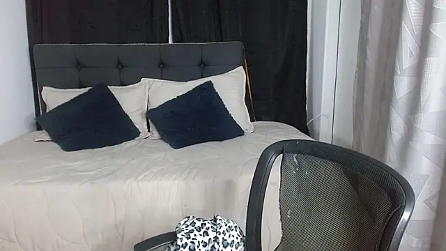 Snapshot of vaness_weet chatting on November 21, 2025, 8:18 pm vaness weet online show from November 21, 2025, 8:18 pm