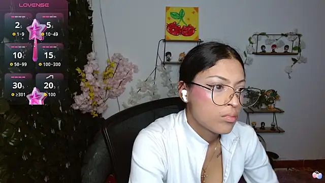 Snapshot of vaness_weet chatting on April 13, 2026, 8:03 pm vaness weet online show from April 13, 2026, 8:03 pm