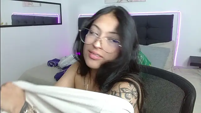 Snapshot of vaness_weet chatting on April 21, 2026, 7:50 pm vaness weet online show from April 21, 2026, 7:50 pm