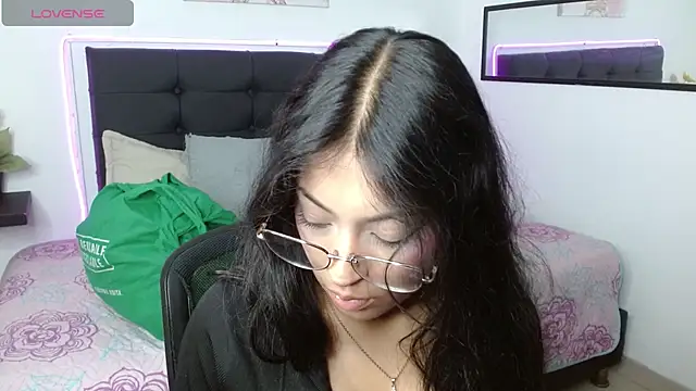 Snapshot of vaness_weet chatting on May 25, 2026, 8:15 pm vaness weet online show from May 25, 2026, 8:15 pm