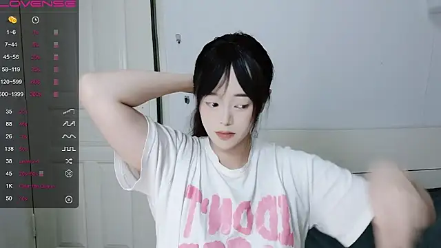 QiuPeiPeimmm online show from October 4, 2025, 1:09 pm