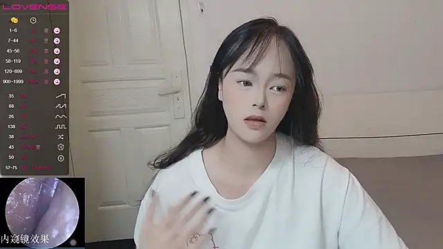 QiuPeiPeimmm online show from October 25, 2025, 1:29 pm