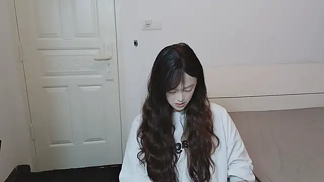 QiuPeiPeimmm online show from November 5, 2025, 3:45 pm